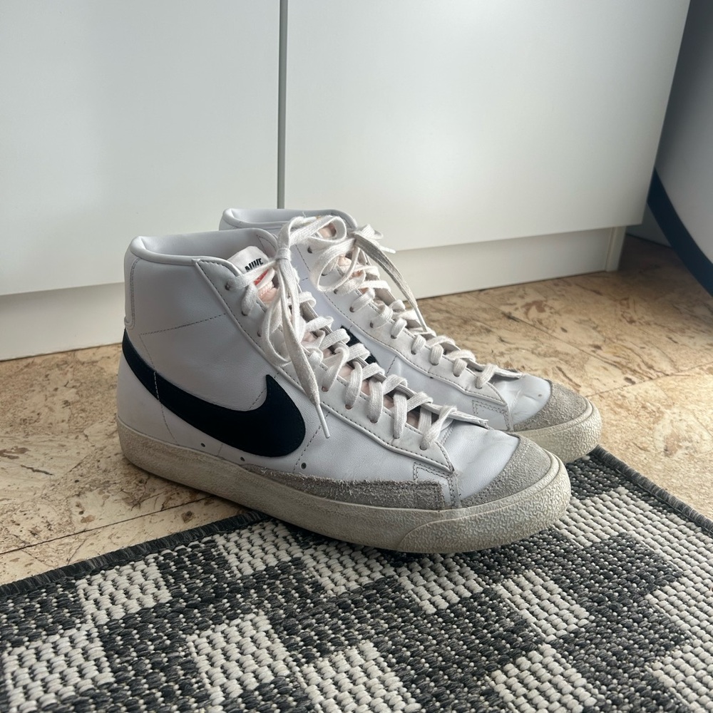 Nike White and Black High-Tops